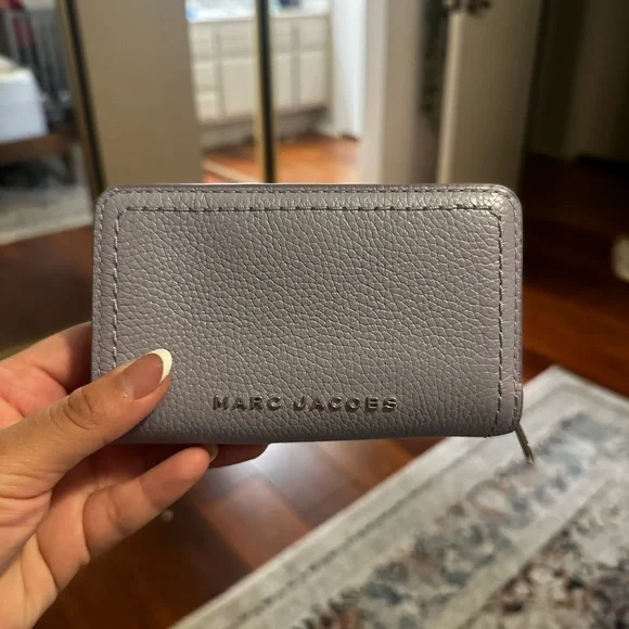 【MARC JACOBS】Typo Print Compact Wallet $_57.PNG?set_id=880000500F